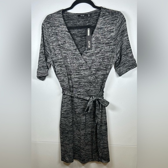 NWT Apt 9 Gray/Black Wrap Dress. Size MPetite. Casual. Wear to Work. Career. - Picture 2 of 10